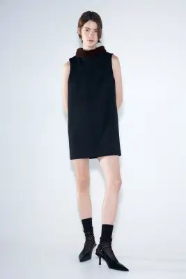 Robe droite avec col - Noir — photo 1