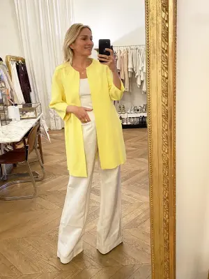 Veste mi-longue en crêpe jaune poussin Prix boutique 1400€ Taille 38 — photo 2