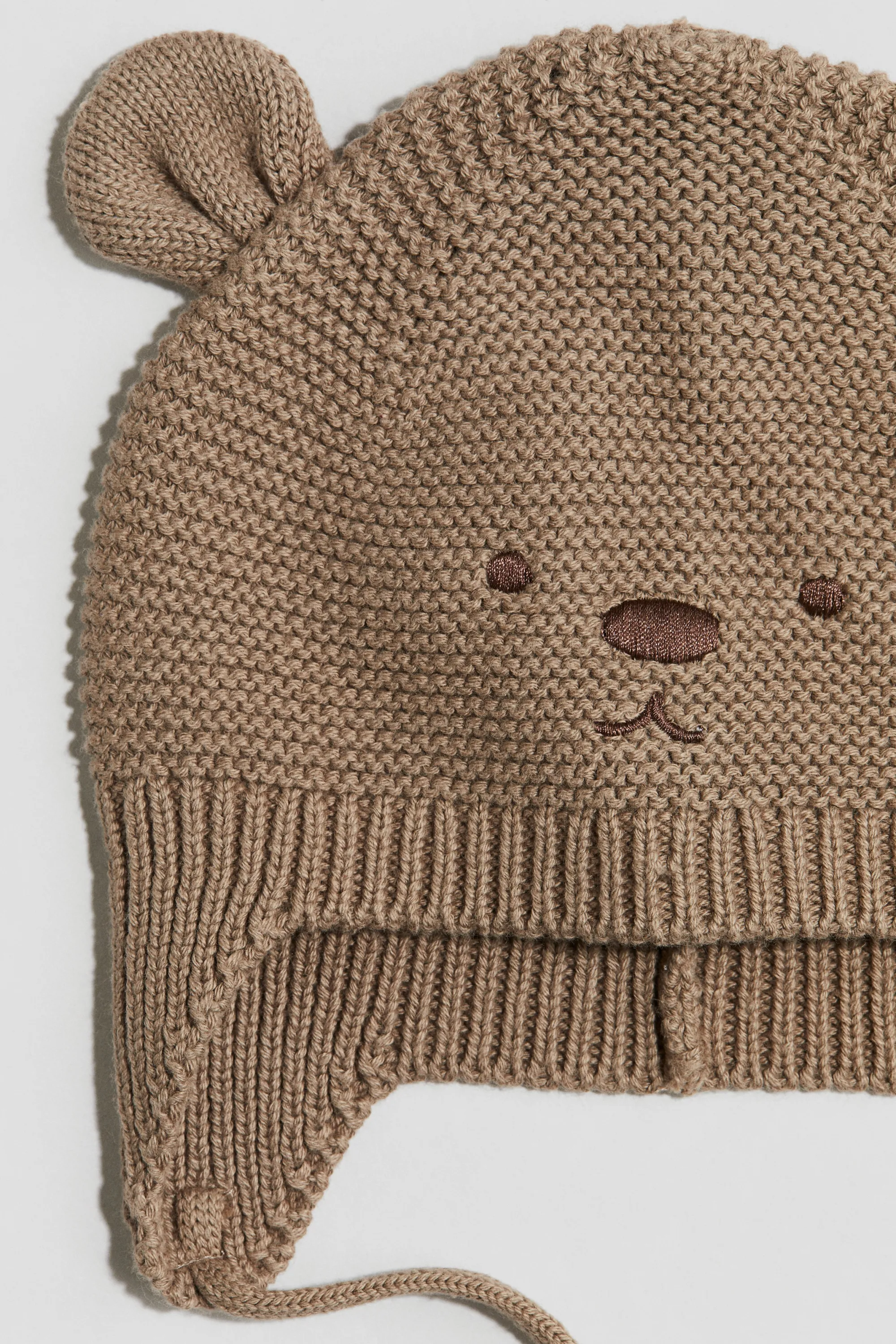 Bonnet en maille avec liens à nouer sous le menton - Marron
