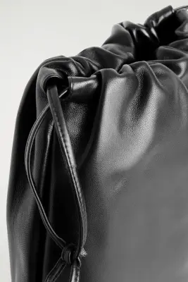 SAC BANDOULIÈRE À CORDON DE SERRAGE - CUIR - NOIR — photo 2