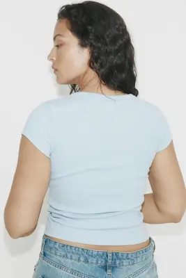 T-shirt côtelé avec encolure dégagée - Bleu clair — photo 1