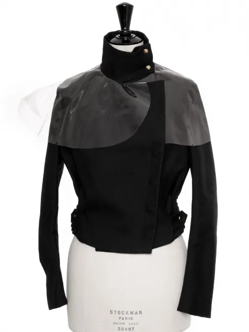 Veste courte en crêpe noir avec collerette en vinyle transparente Prix boutique 3000€ Taille 34