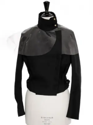 Veste courte en crêpe noir avec collerette en vinyle transparente Prix boutique 3000€ Taille 34 — photo 1