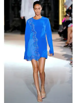 Robe JOAN en soie crêpe de chine et dentelle bleu électrique Prix boutique $2300 Taille 40 — photo 2