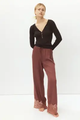 Pantalon de pyjama en satin avec dentelle - Marron pourpre ancien — photo 1