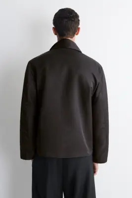 VESTE TRENCH-COAT COURTE EN NYLON TECHNIQUE - BRUN FONCÉ — photo 4