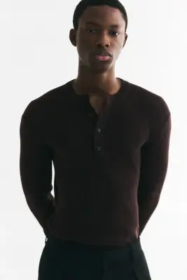 T-shirt côtelé Slim Fit avec col tunisien - Marron foncé — photo 2