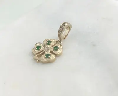 Nouveau ! ROOM SERVICE JEWELRY Charm Trèfle Diamants Et Diopsides — photo 2