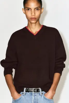 PULL COL EN V SUPERPOSÉ EN LAINE MÉRINOS - MARRON / ROUGE — photo 3
