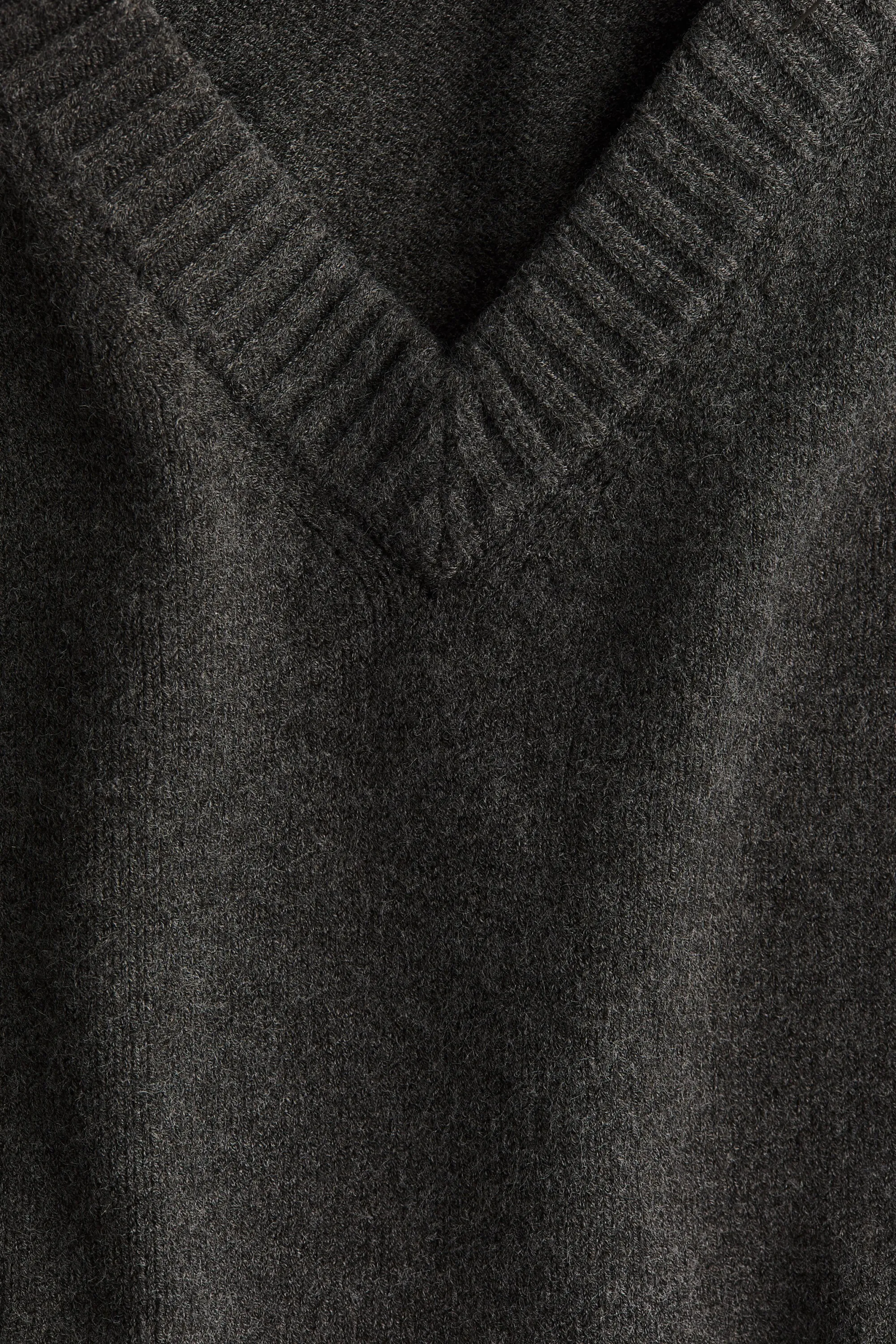 Robe en maille avec encolure en V - Gris foncé