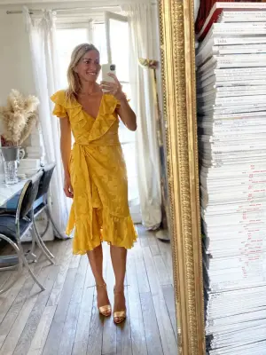 Robe à volants décolleté V en jacquard georgette fleuri jaune tournesol Prix boutique 2300€ Taille 36 — photo 2