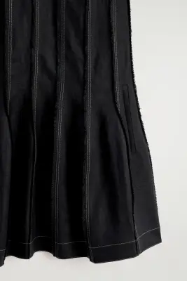 ROBE COURTE SCULPTÉE À PLIS - NOIR — photo 5