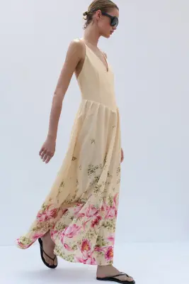 Robe à bretelles fines avec jupe évasée - Abricot/fleuri — photo 2