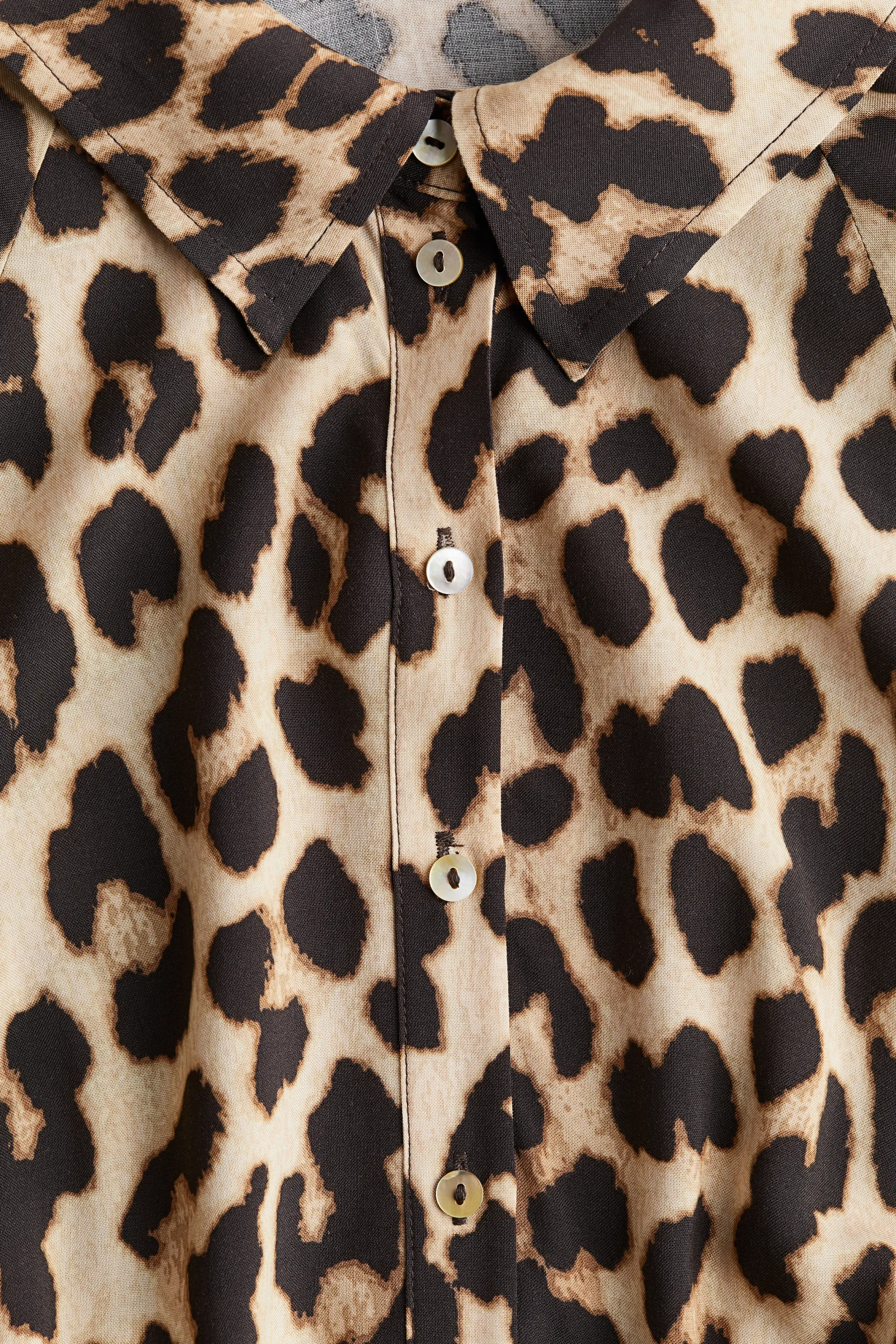 Robe chemise avec ceinture à nouer - Beige/imprimé léopard