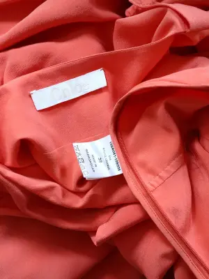 Robe décolletée manches courtes en crêpe de soie rouge orangé Px boutique 1200€ Taille 36/38 — photo 4