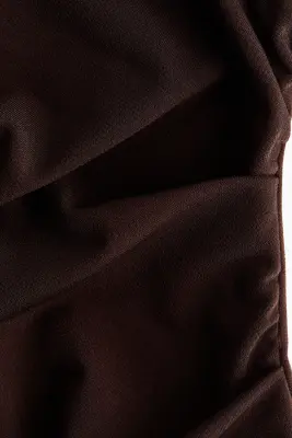Robe avec encolure bénitier dans le dos - Marron foncé — photo 5