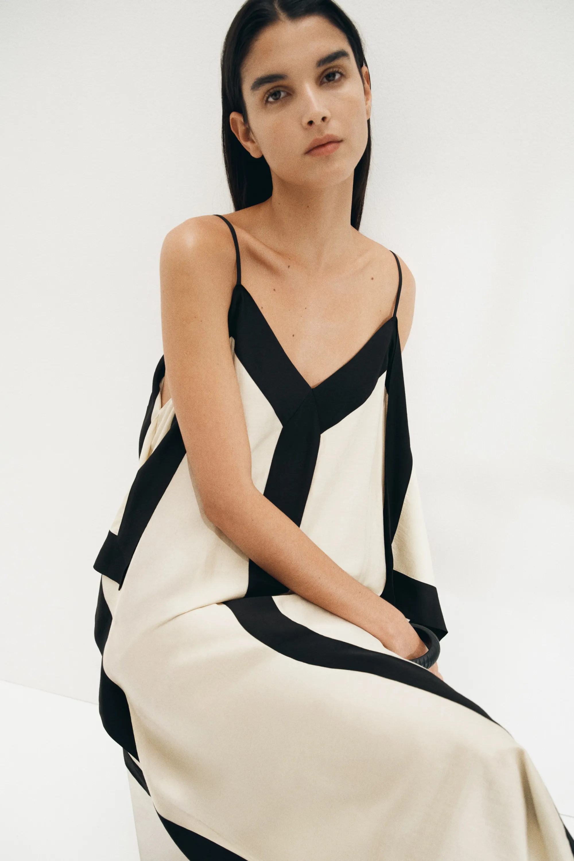 Robe à effet drapé avec bretelles fines - Beige clair/noir