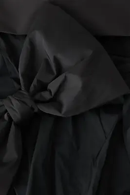 Robe avec nœud et traîne - Noir — photo 2