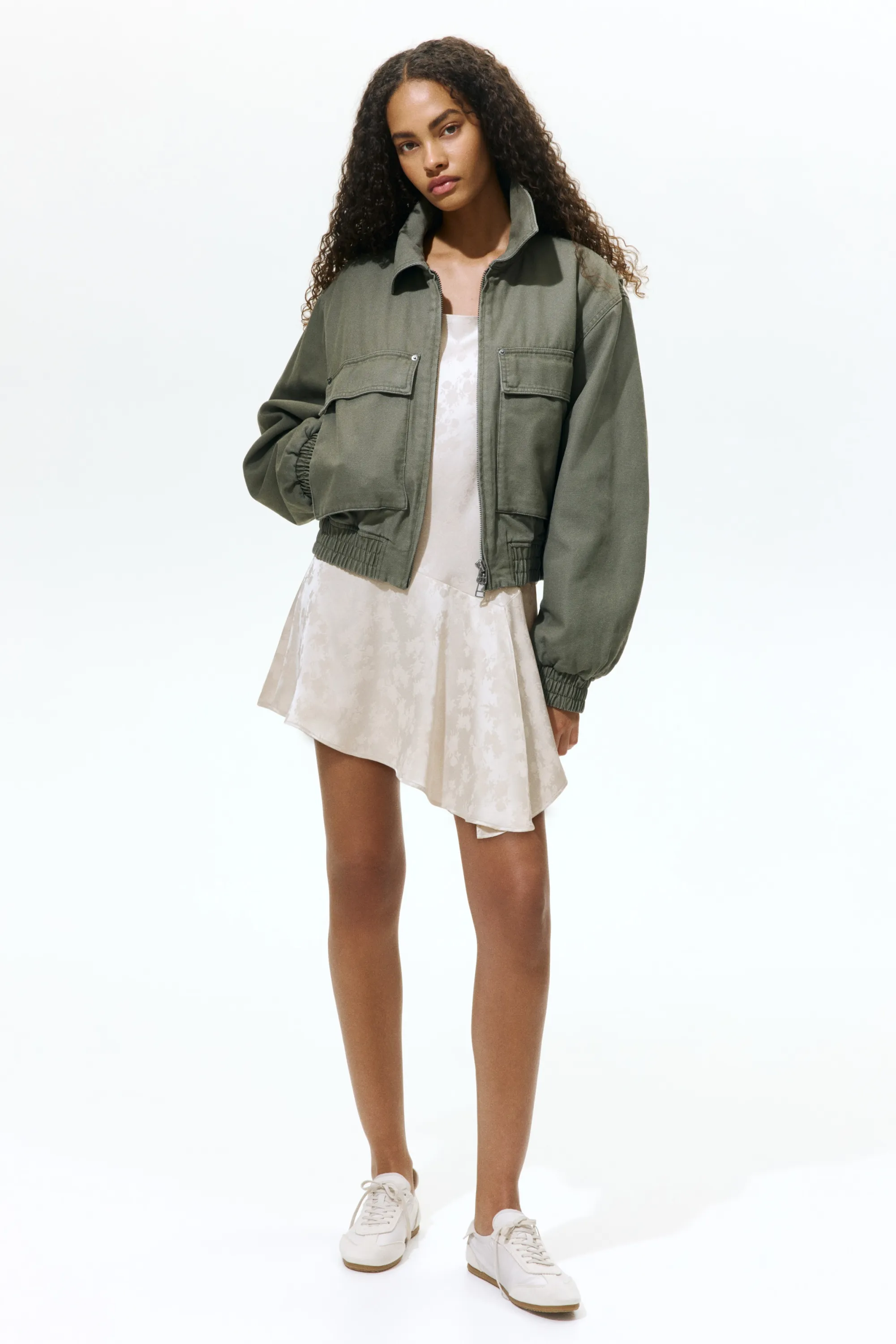 Robe à bretelles fines en satin - Beige clair/fleuri