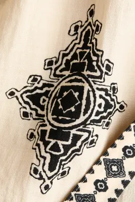 Robe découpée avec dos nu - Crème/motif — photo 2
