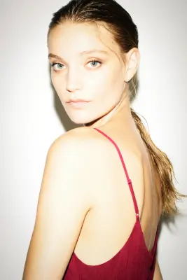 Robe en mousseline avec détail façon cape - Rouge foncé — photo 3