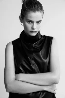 Robe trapèze en tissu enduit - Noir — photo 2