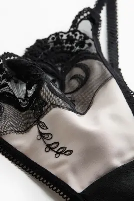 Strings Tanga en satin - Beige clair/noir — photo 3