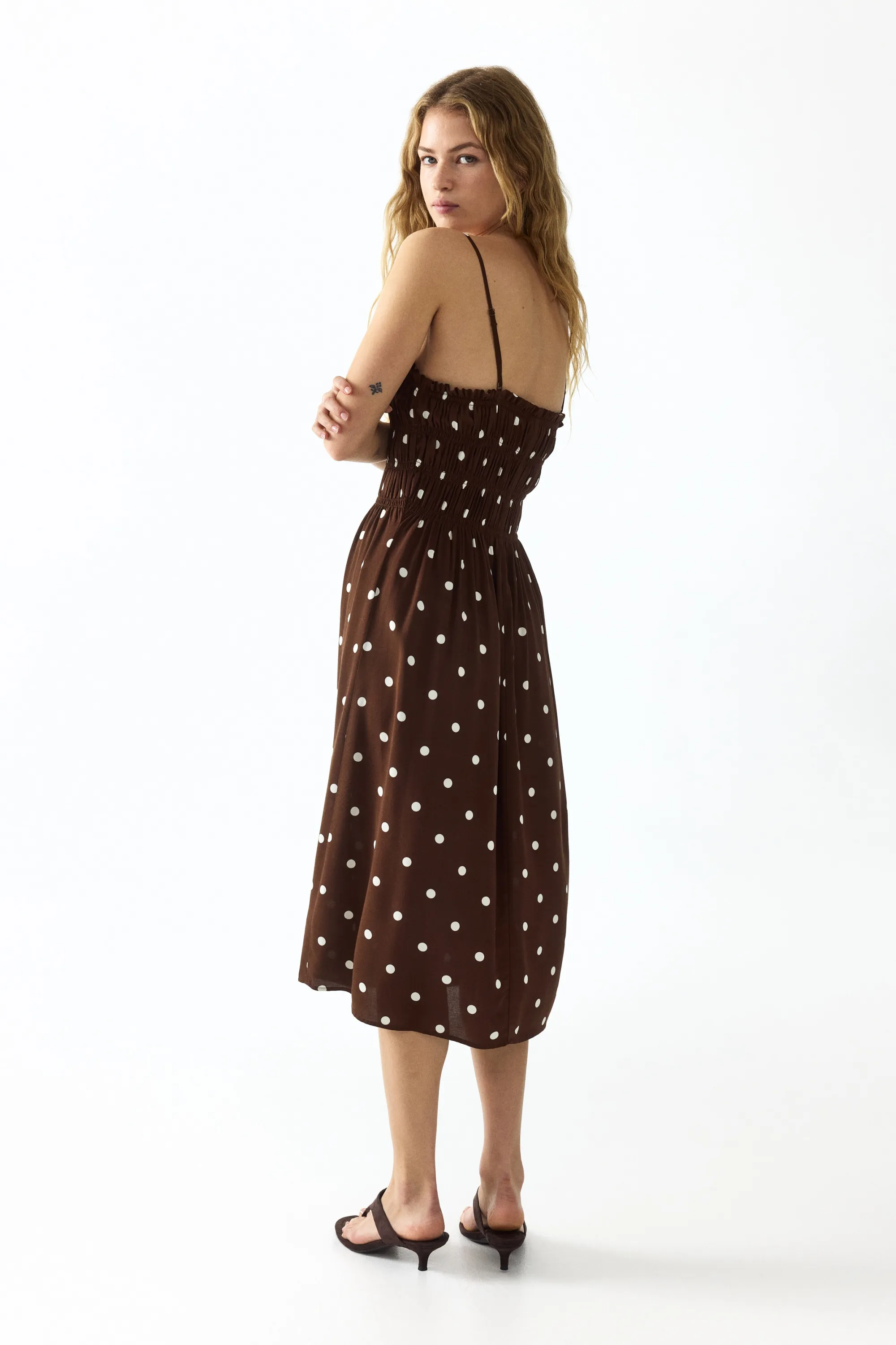 Robe smockée à bretelles fines - Marron foncé/pois