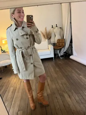 Trench ceinturé en toile beige à double boutonnière Prix boutique 650€ Taille M — photo 2