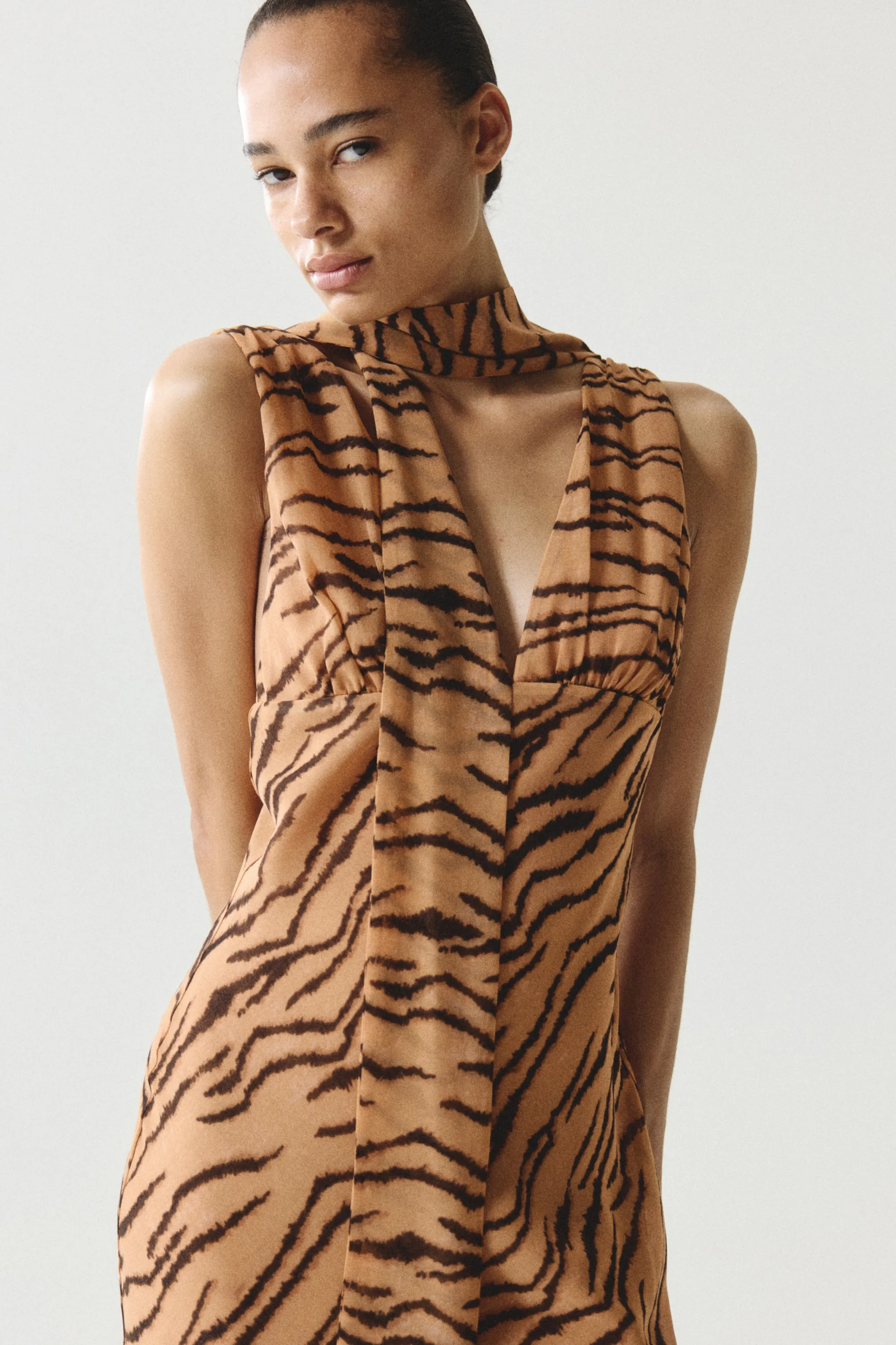 Robe midi avec col cravate - Beige/rayures tigrées