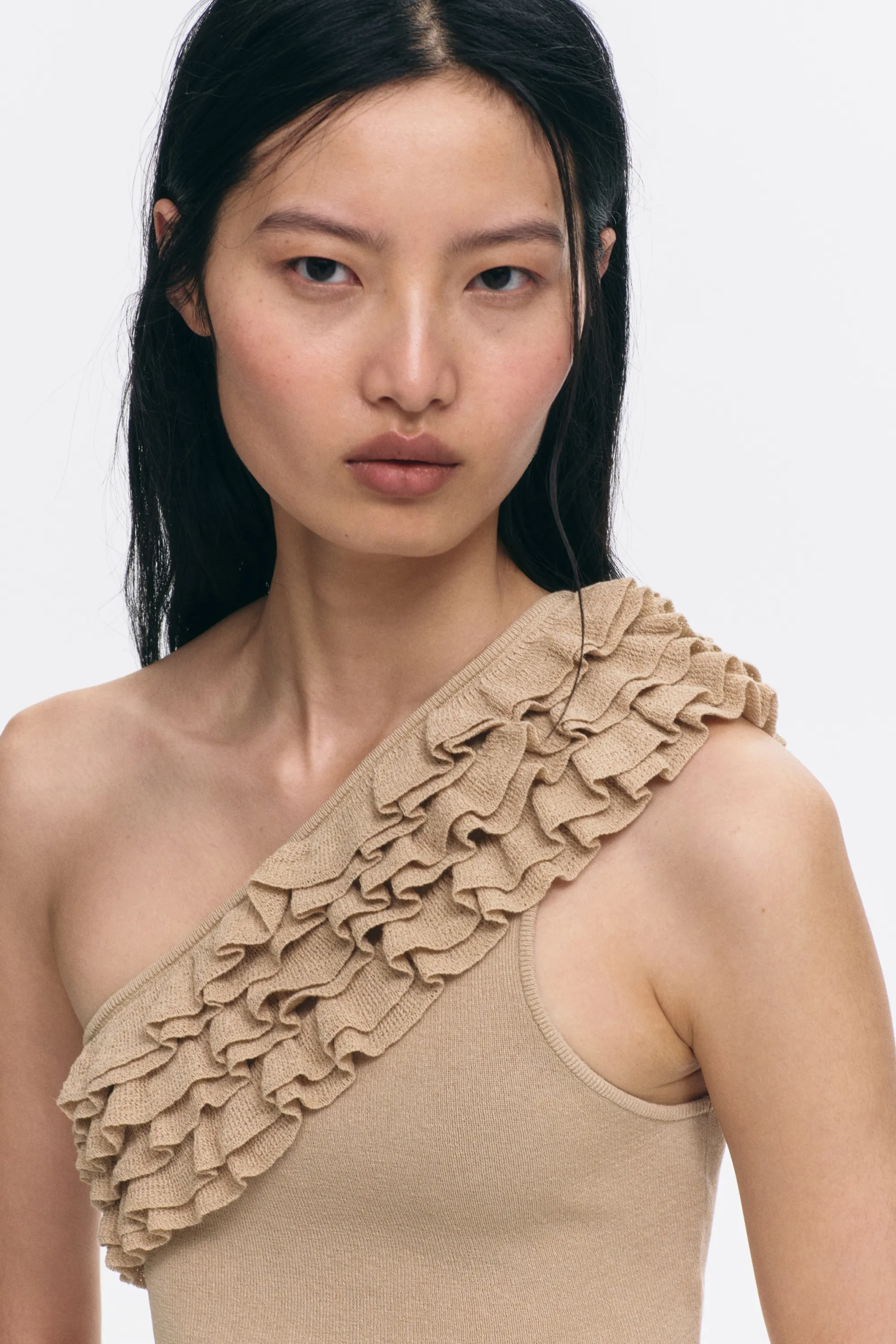 Crop top asymétrique à volants ruchés - Beige