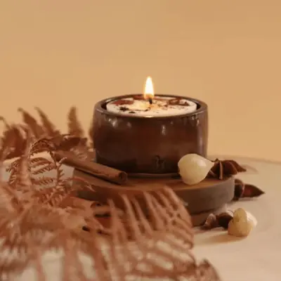 Bougie fleurie, parfum Thé & Pain d'Épices — photo 2