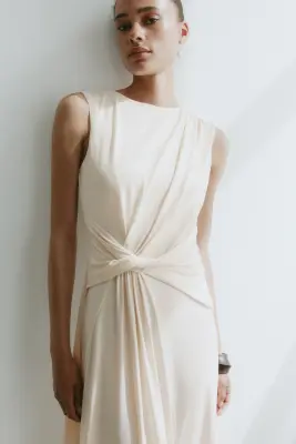 Robe asymétrique avec détail torsadé - Beige clair — photo 1