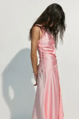Robe en satin avec cordon de serrage - Rose clair — photo 1