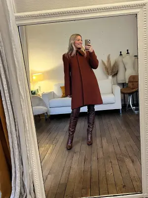 Manteau col seventies coupe évasée en laine bouclée rouge terracotta Prix boutique 3000€ Taille 36/38 — photo 4