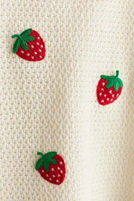 Robe en maille ajourée avec applications - Crème/fraises — photo 5