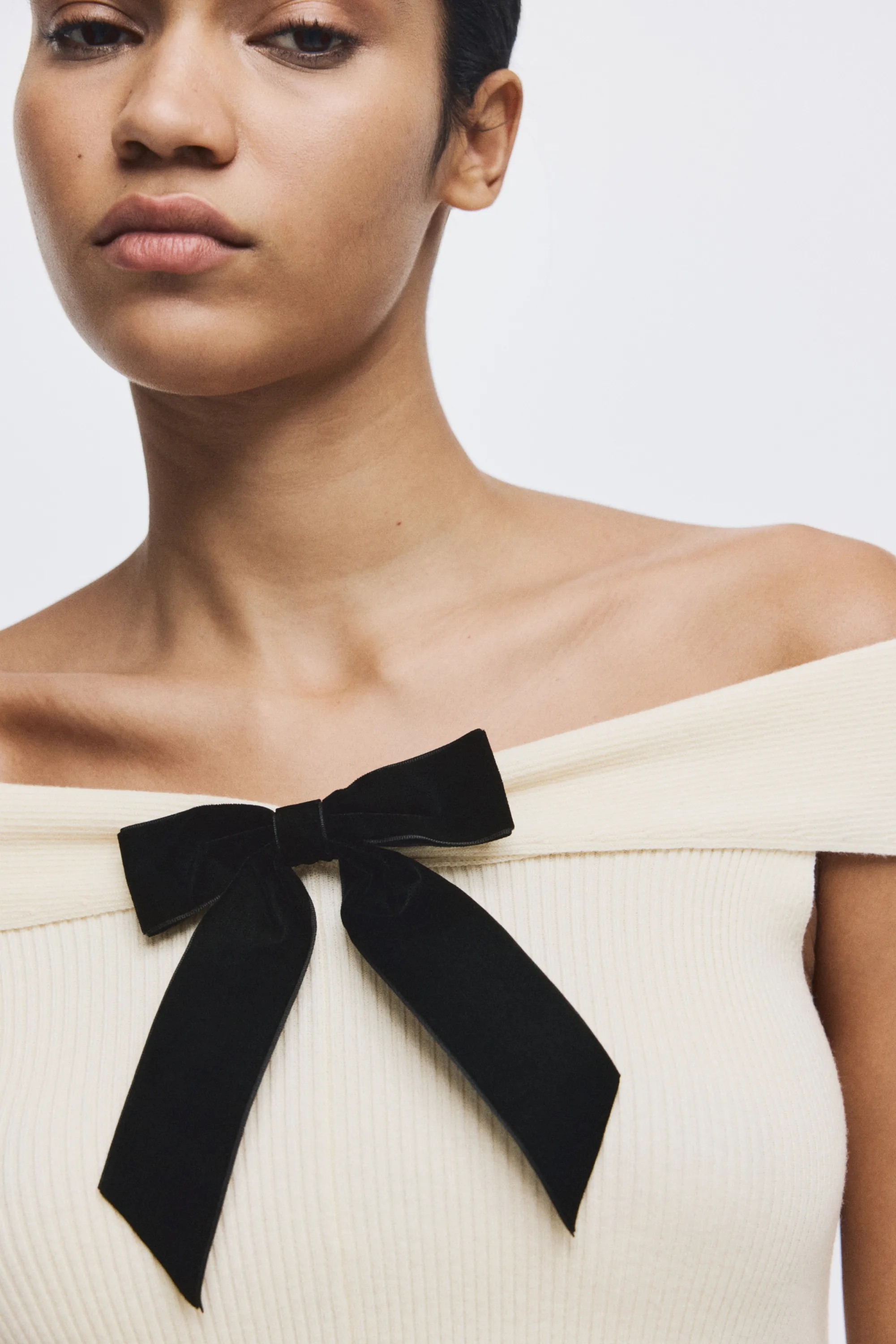 Top épaules nues avec nœud - Crème/noir