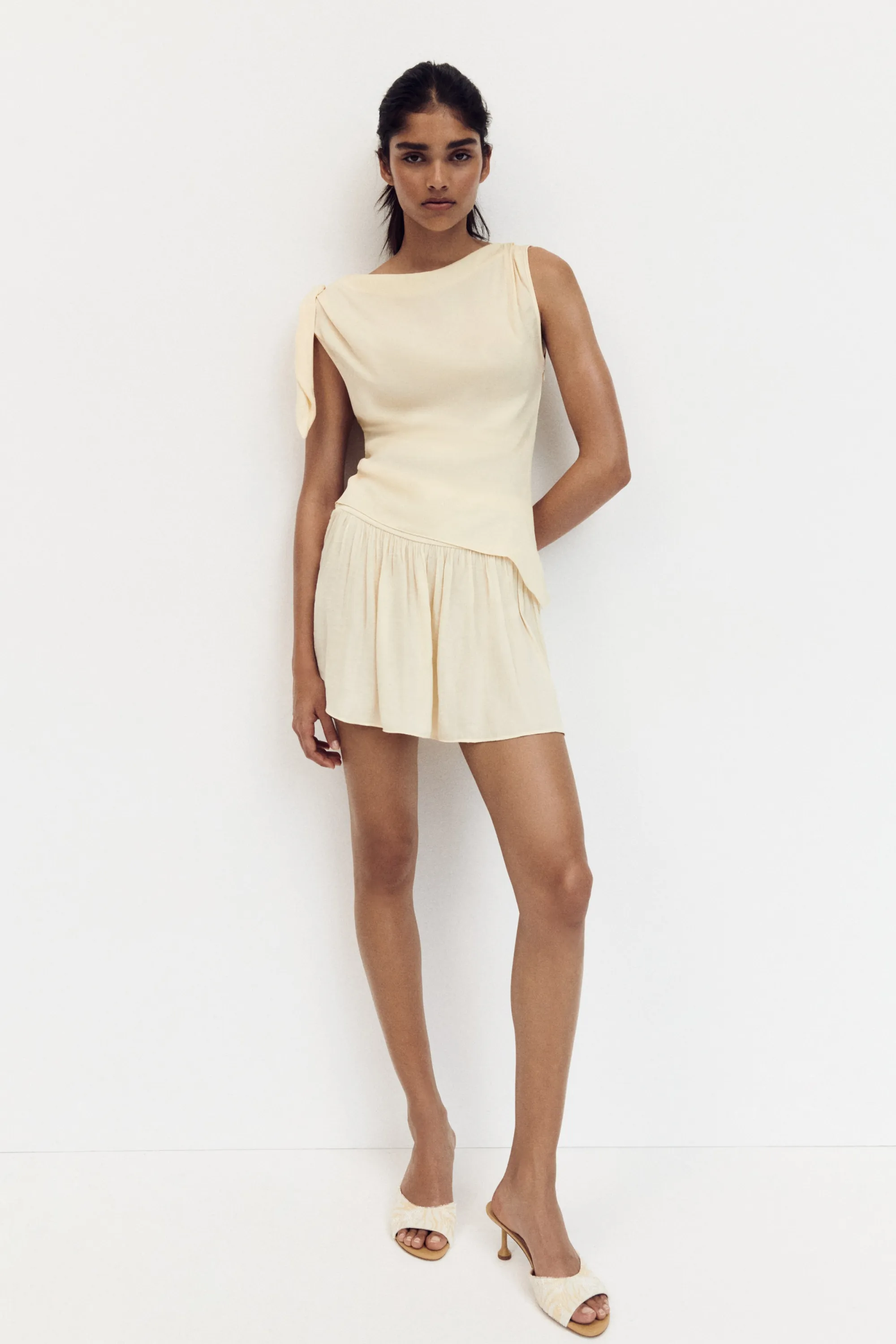 Top asymétrique avec détail à nouer - Jaune clair