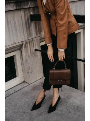 Escarpins en suede noir décolleté V bout pointu à talon fins Prix boutique 800€ Taille 39 — photo 4