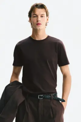 T-shirt Slim Fit en coton pima - Marron foncé — photo 2