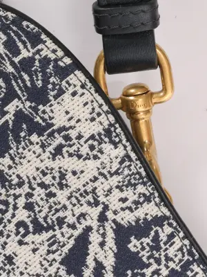 Sac pochette Saddle en toile et cuir imprimé toile de Jouy bleu marine et crème Prix boutique 1100€ — photo 3