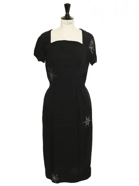 Robe années 40 cintrée mi-longue en soie noire brodée de cristaux Swarovski Prix boutique 2400€ Taille 36
