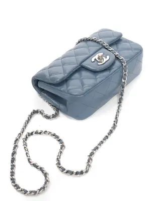 Sac classique mini timeless à rabat en cuir bleu canard et chaîne bandoulière argent — photo 4