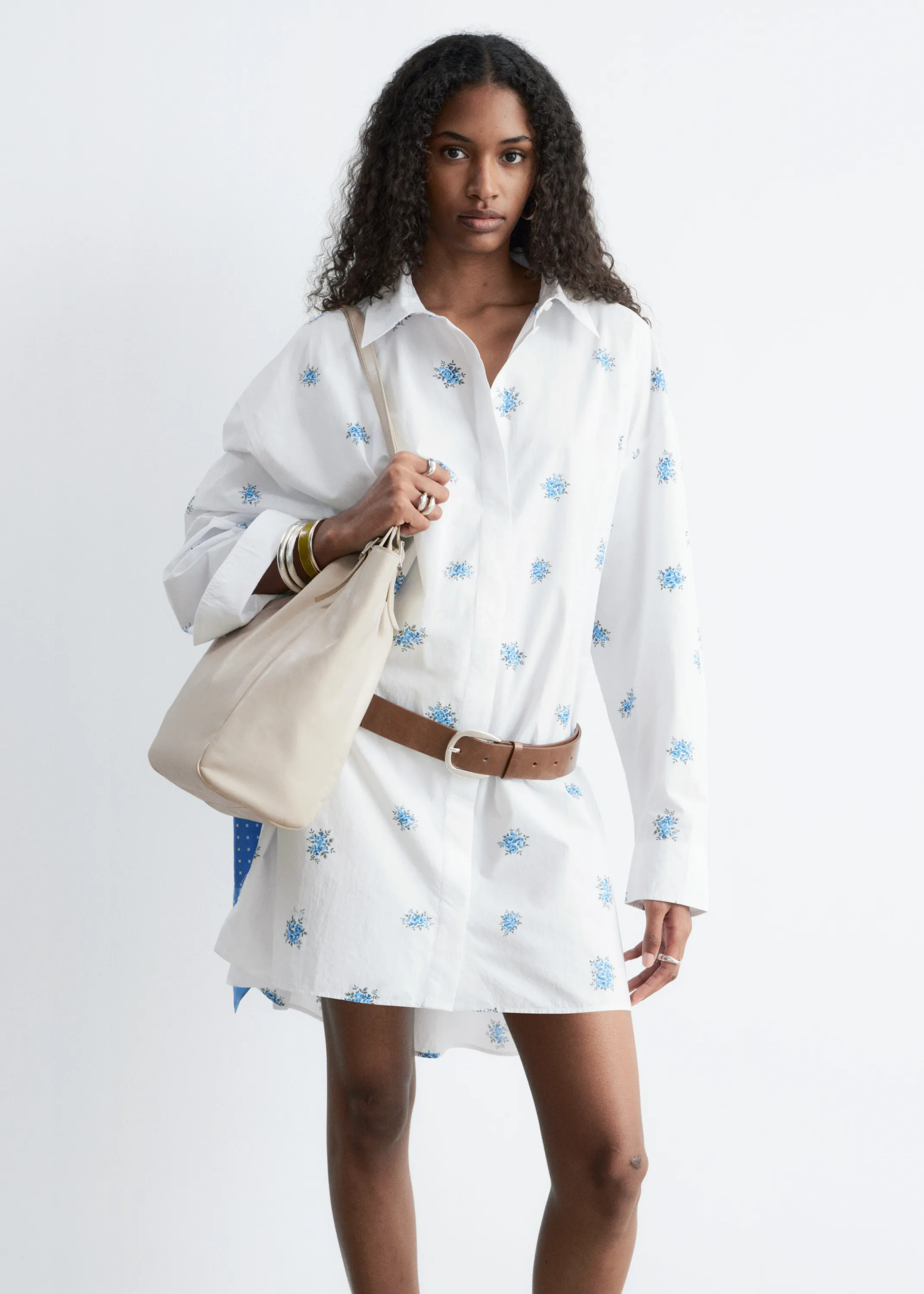 Robe-chemise courte oversize - Blanc / Motif floral bleu