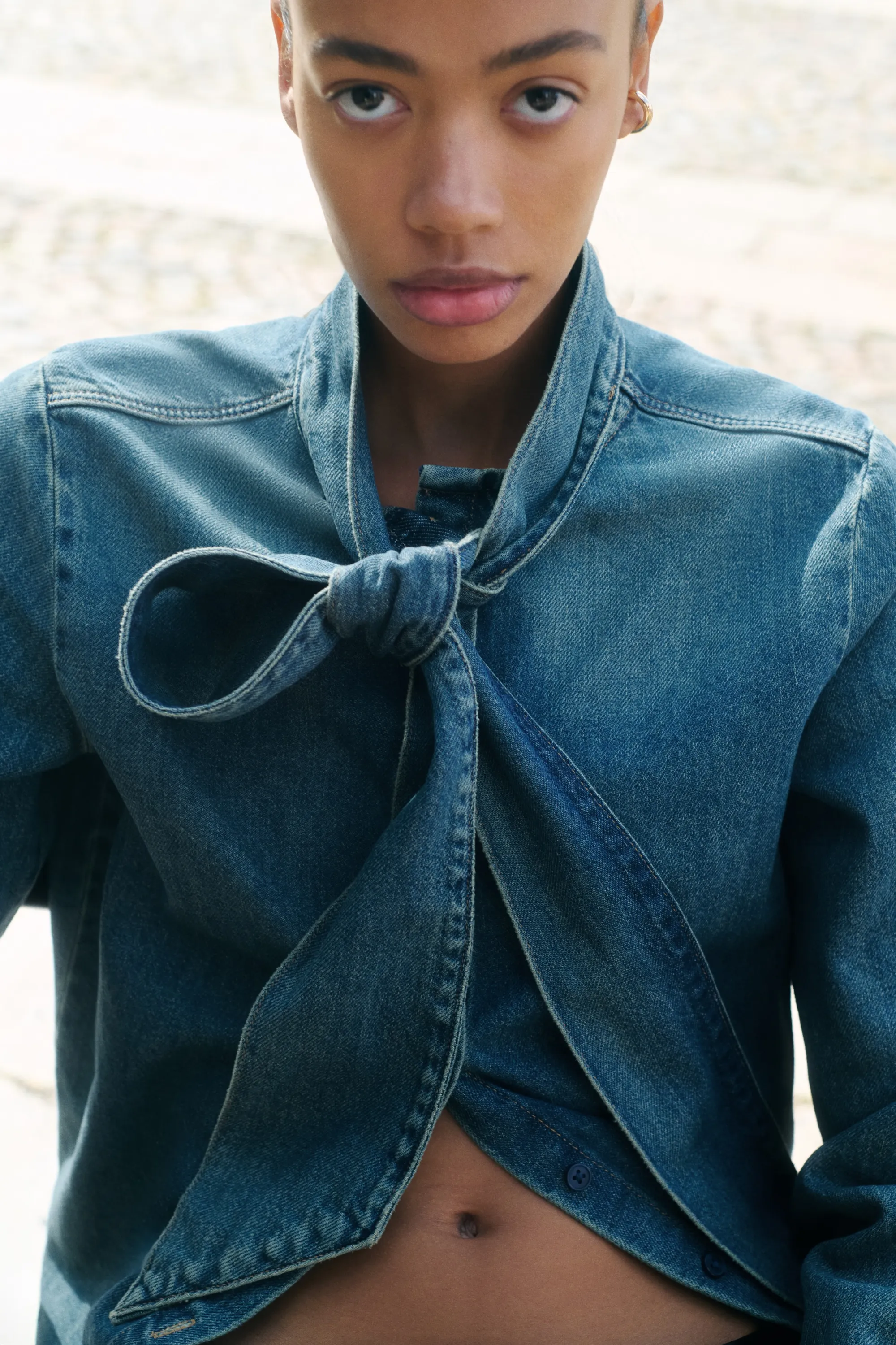 Blouse à col cravate en denim - Bleu denim