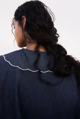 Blouse en denim avec col brodé - Bleu denim foncé — photo 3