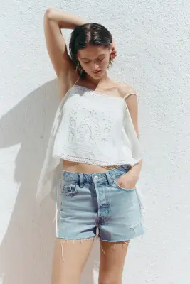 Short en denim avec bords à cru - Bleu denim clair — photo 1