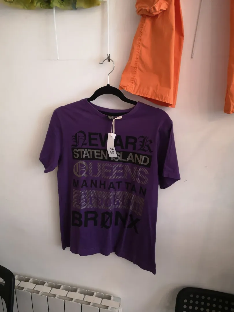 T-shirt violet à inscription villes américaines