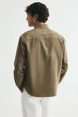 Chemise Regular Fit en velours côtelé - Vert kaki foncé — photo 3