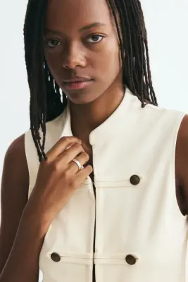 Gilet sans manches avec détails à boutons - Crème — photo 2